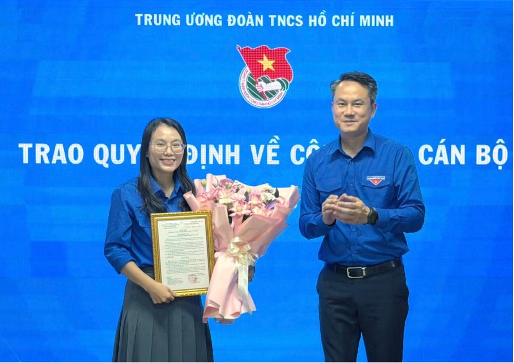 Secretary of the Central Youth Union Nguyen Kim Quy presents the appointment decision and flowers to congratulate comrade Le Hong Nhung. Photo: KV/Central Youth Union