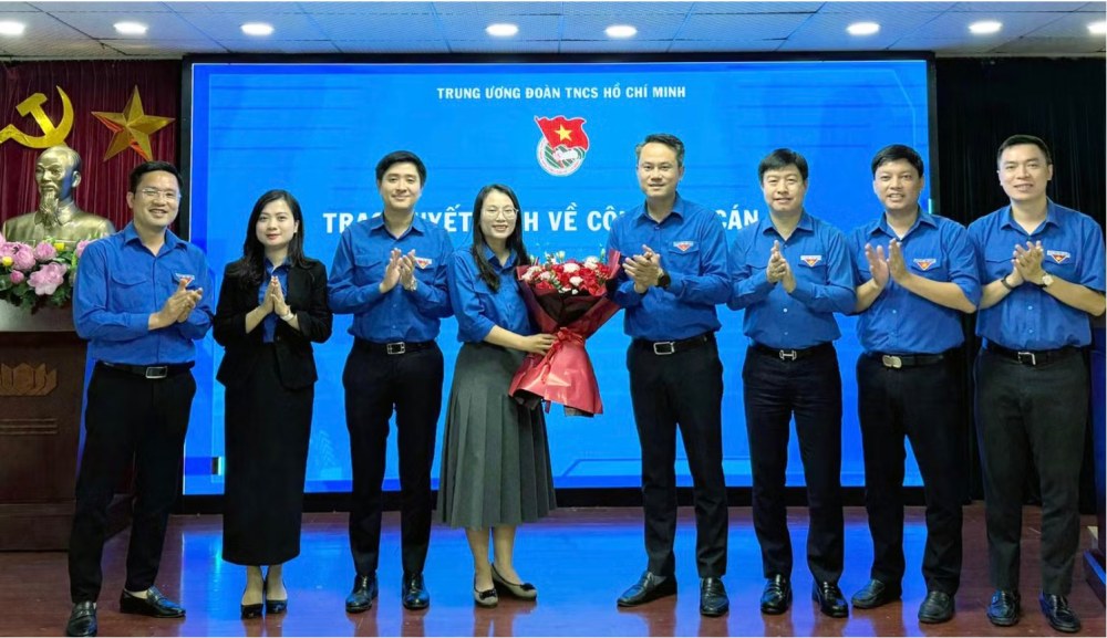 Lãnh đạo TW Đoàn, Ban Công tác Thanh thiếu nhi chúc mừng đồng chí Lê Hồng Nhung. Ảnh: KV/ Trung ương Đoàn