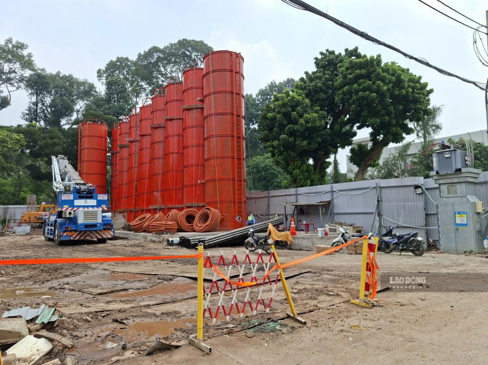 Khu vực ga ngầm Tao Đàn của tuyến Metro số 2 đã tập kết thiết bị, chuẩn bị thi công. Ảnh: Minh Quân