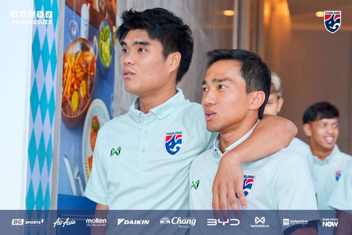 Chanathip Songkrasin (right) and his teammates in the Thai national team hope to defeat the Vietnamese team at the FIFA ASEAN Cup 2026. Photo: FAT