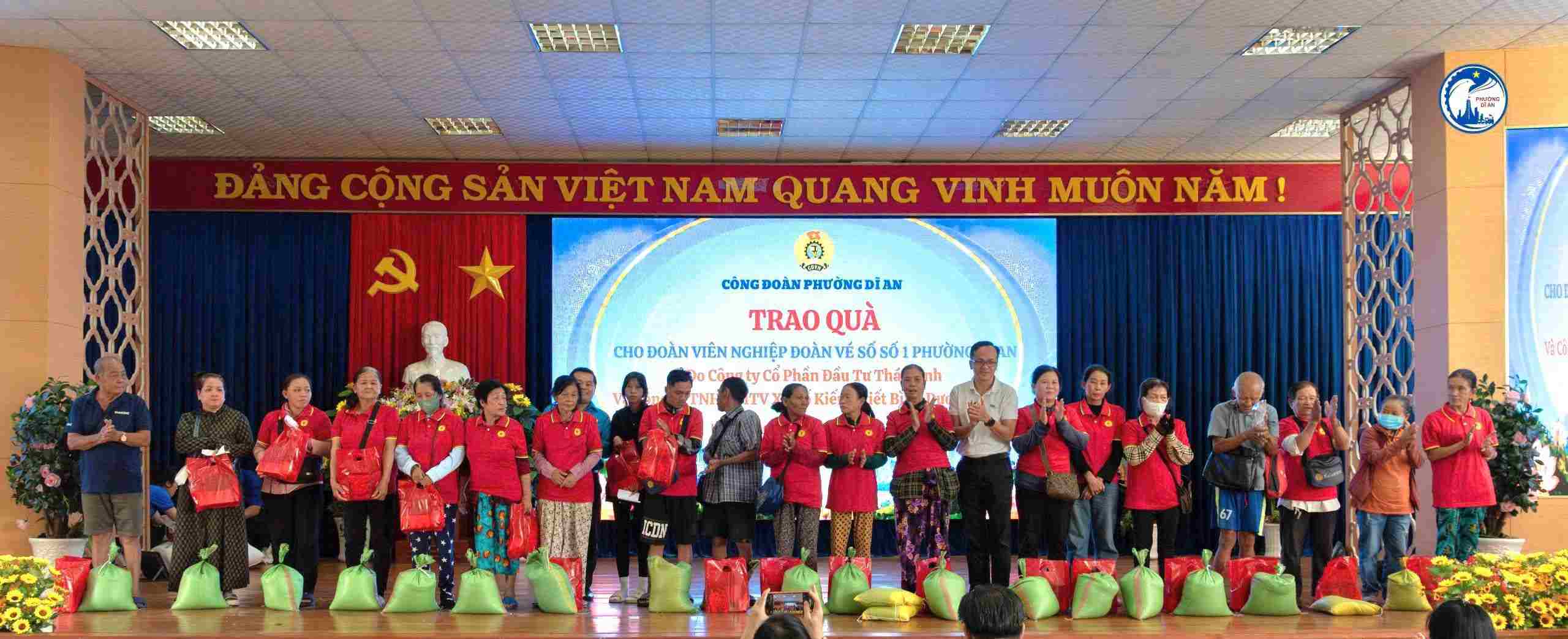 Ban tổ chức tặng quà cho đoàn viên nghiệp đoàn vé số. Ảnh: Công đoàn phường Dĩ An