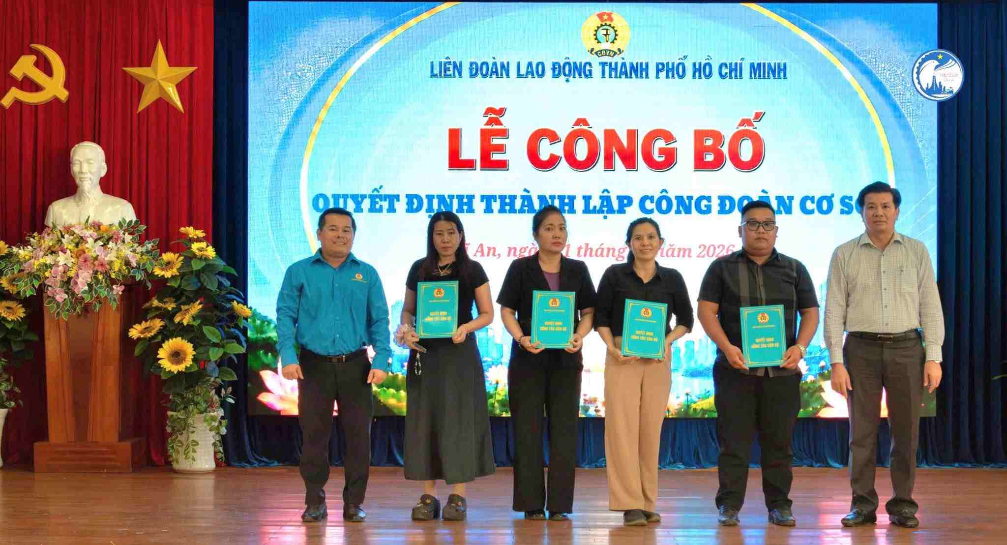 Ceremony to announce the decision to establish 4 new grassroots trade unions in Di An ward. Photo: Di An Ward Trade Union