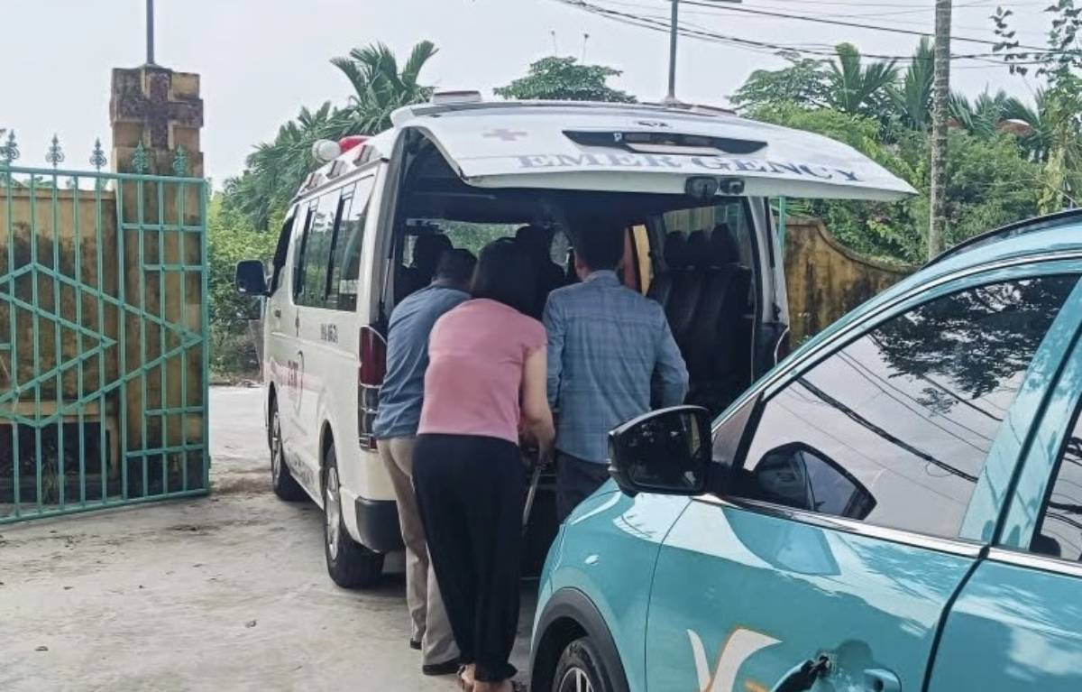 Taxi driver unconscious in the middle of the road in Hai An commune, Ninh Binh province was taken to the emergency room in time. Photo: Ninh Binh Provincial Police
