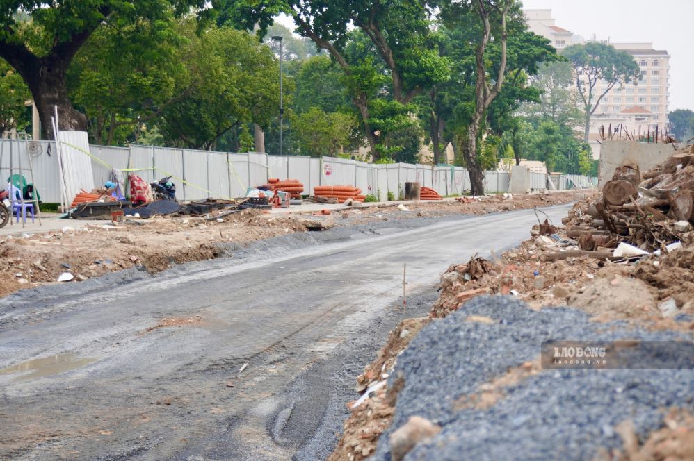 Công nhân triển khai các hạng mục nền đường trên tuyến Trần Bình Trọng.