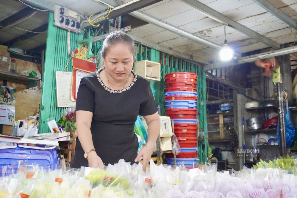 Theo chị Trang, trước đây xe chở hoa không thể vào sâu trong tuyến đường nên khi vận chuyển hàng hóa phải di chuyển ra đầu đường lớn, quãng đường xa hơn và gặp nhiều bất tiện. Ảnh: Như Quỳnh