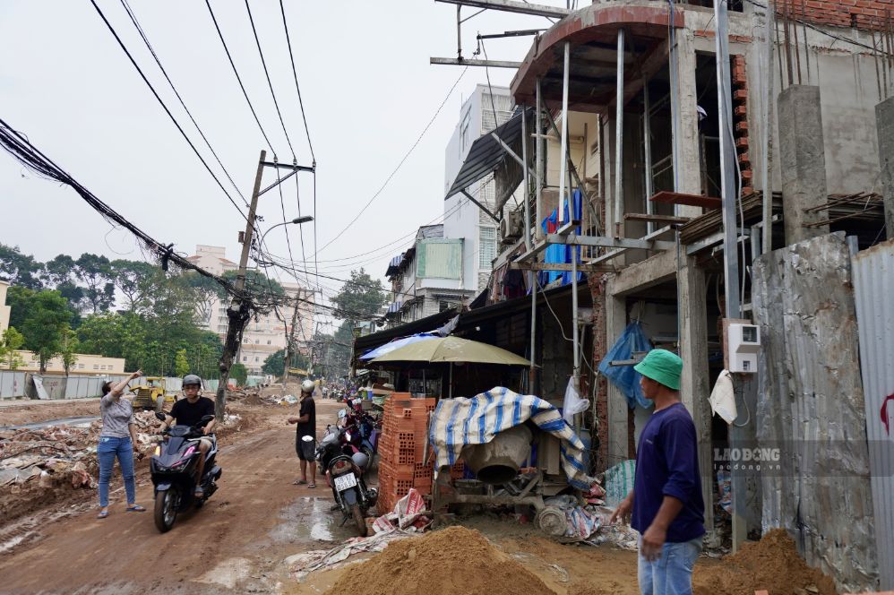 Một số hộ dân tất bật sửa sang, chỉnh trang nhà cửa sau khi bàn giao mặt bằng cho dự án. Ảnh: Như Quỳnh (ảnh chụp Tháng 9.2026)