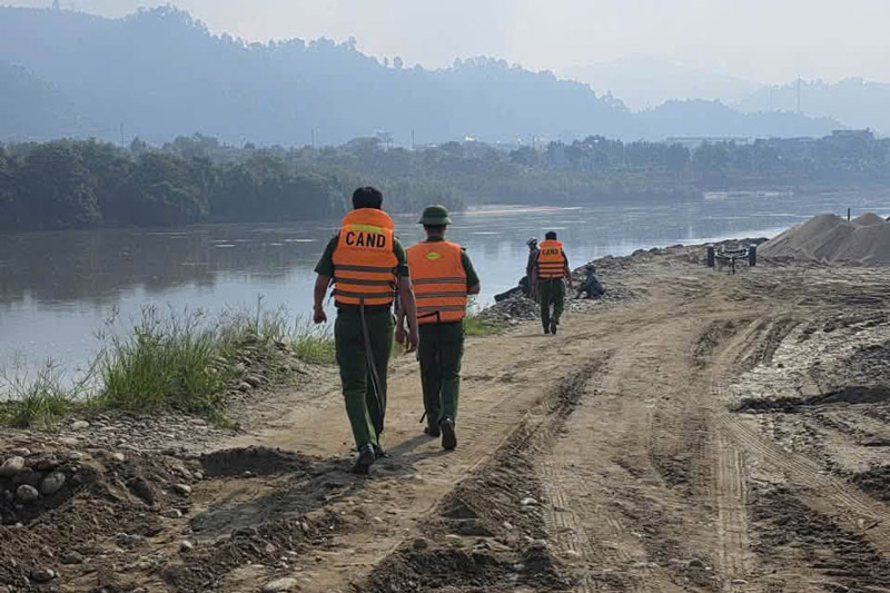 Functional forces organize searches for missing people along the Red River. Photo: Bao Thang Commune Police