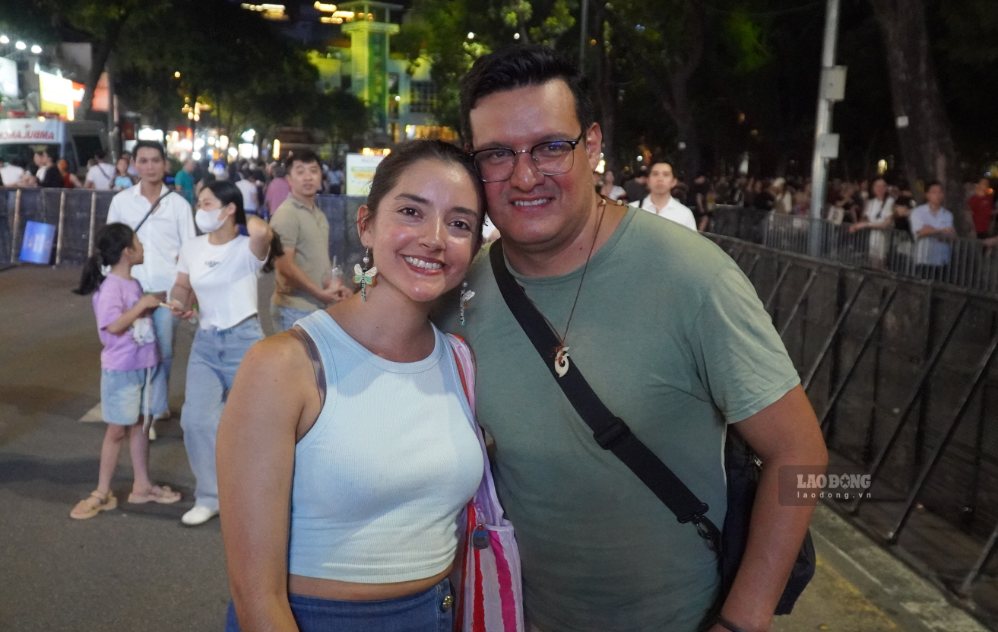Chị Janelly Martínez, du khách Mexico, ấn tượng với các tiết mục nghệ thuật trong chuyến du lịch đầu tiên đến Việt Nam. Ảnh: Minh Vũ