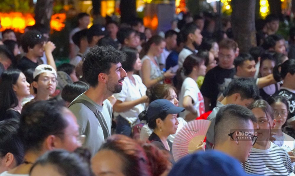 The vibrant atmosphere at Hoan Kiem Lake pedestrian street impresses many international tourists. Photo: Minh Vu