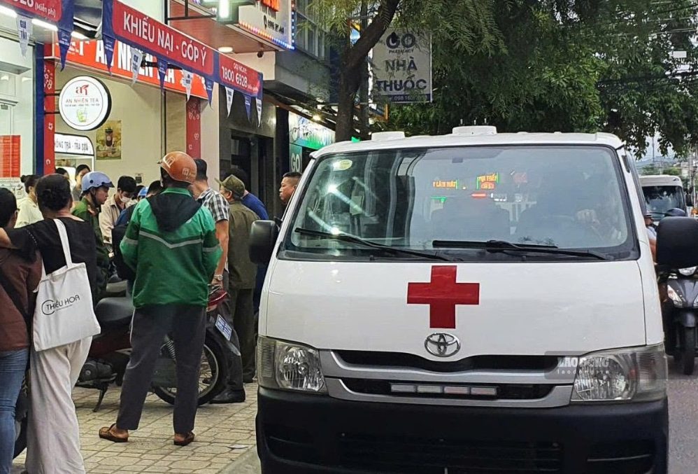 Functional agencies are present at the place where the man who stopped by to buy medicine fell on the afternoon of September 21. Photo: Phuong Linh