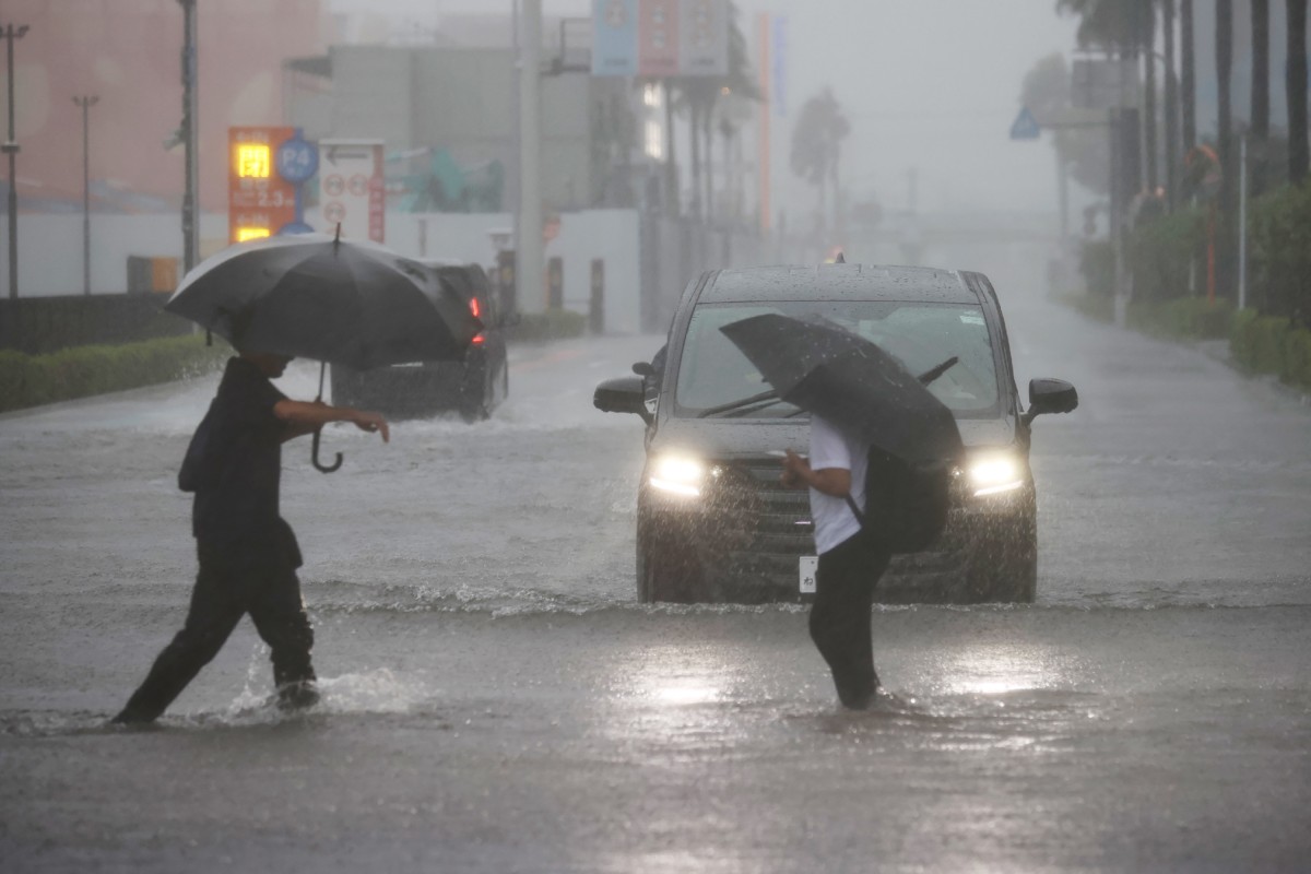 People wading through flooded roads under heavy rain caused by Typhoon Dujuan in Funabashi, Chiba Prefecture, on September 21, 2026. Photo: AFP