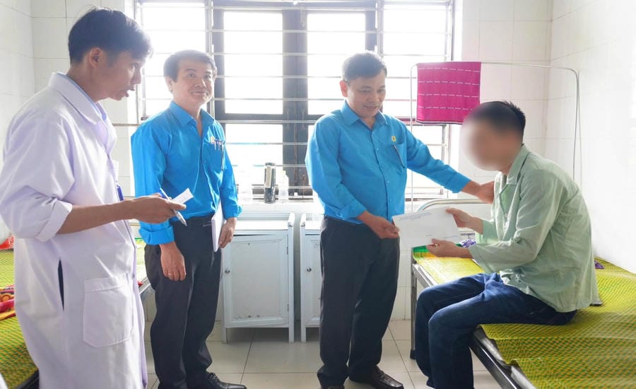 Leaders of Hue City Labor Federation visit and encourage union members and workers at Scavi Hue Company. Photo: Hue Trade Union