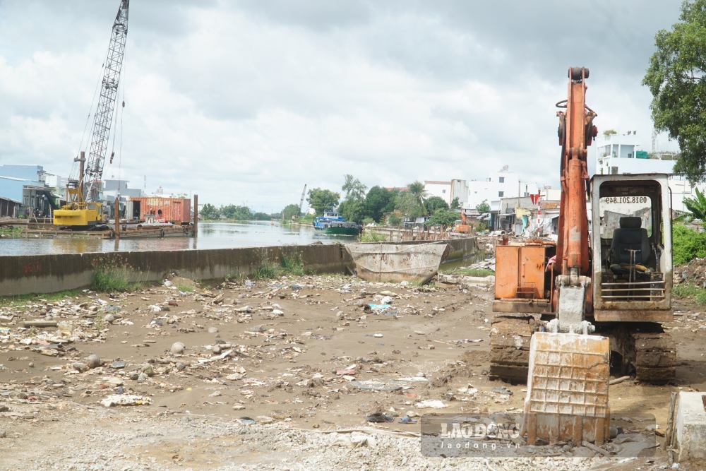 Khẩn trương thi công kè hai bên bờ sông Bạc Liêu, tỉnh Cà Mau (ảnh chụp ngày 21.9.2026). Ảnh: Nhật Hồ.