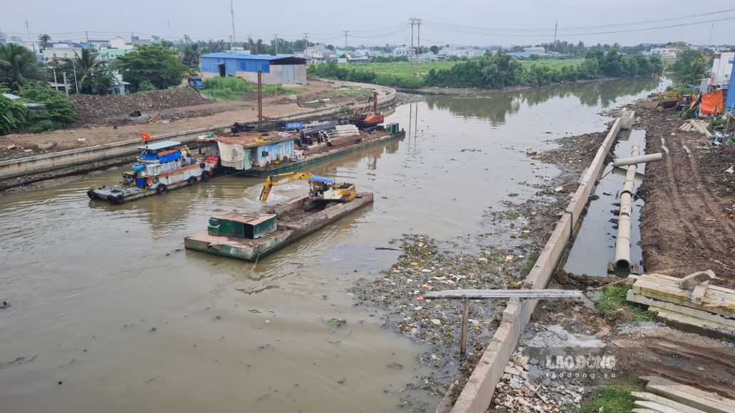 Dần hình thành kè hai bên bờ sông Bạc Liêu thuộc phường Vĩnh Trạch và phường Bạc Liêu, tỉnh Cà Mau (ảnh chụp ngày 21.9.2026). Ảnh: Nhật Hồ.