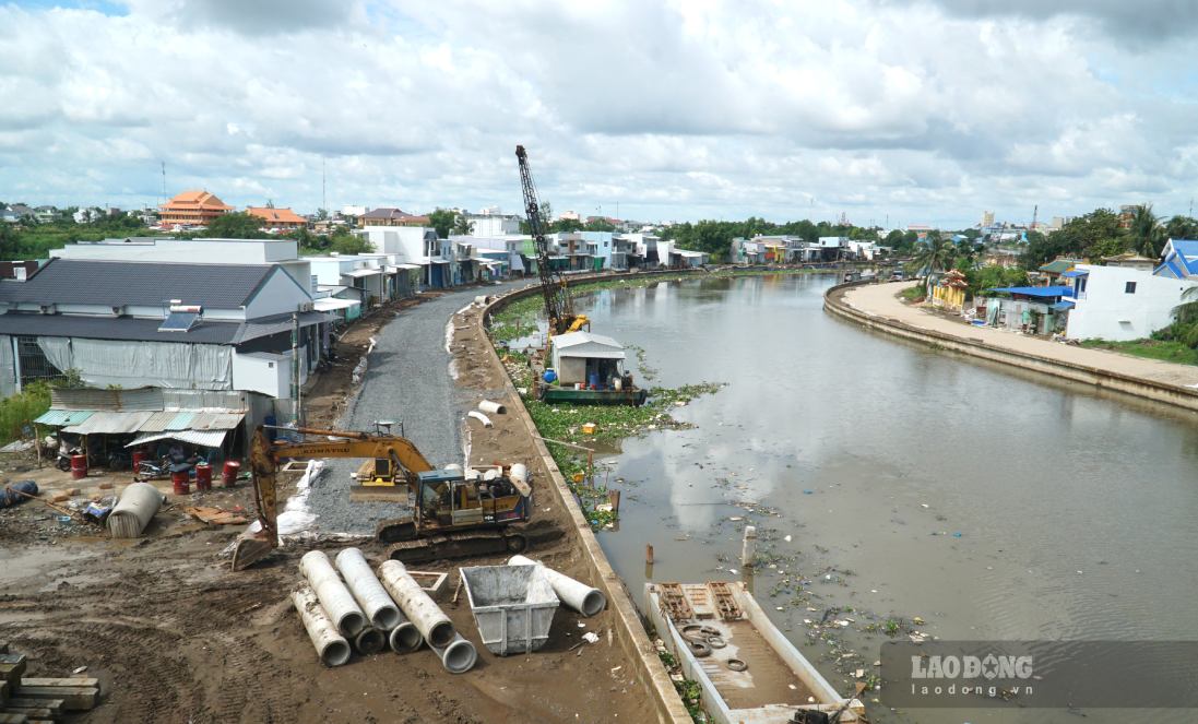 Dikes on both banks of the Bac Lieu River, Ca Mau province are gradually forming, people no longer have to worry about landslides. Photo: Nhat Ho