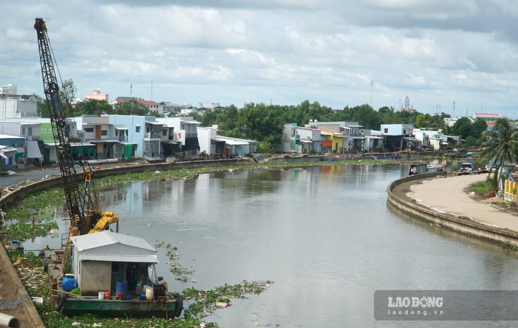 Kè hai bên bờ sông Bạc Liêu, tỉnh Cà Mau đang khẩn trương thi công (ảnh chụp ngày 21.9.2026). Ảnh: Nhật Hồ.
