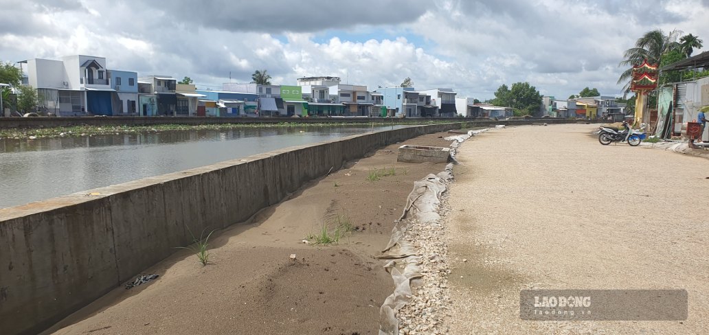 Một đoạn đường đã dần hình thành bên cạnh kè sông đoạn phường Bạc Liêu, tỉnh Cà Mau (ảnh chụp ngày 21.9.2026). Ảnh: Nhật Hồ.
