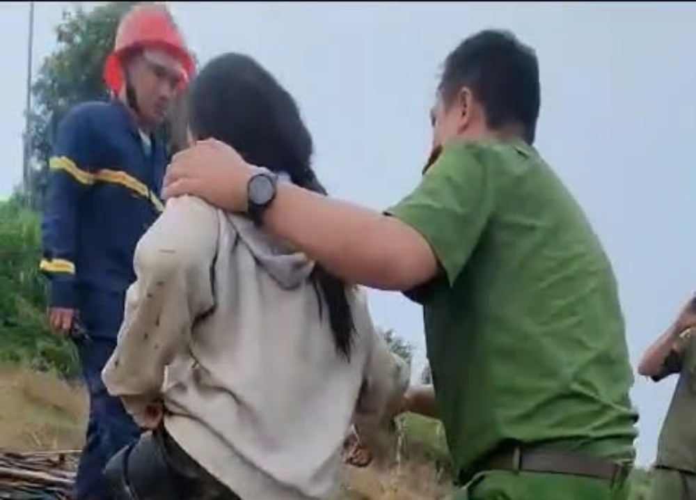 Female student jumping from Tra Khuc 2 bridge was lucky to be promptly rescued by Nghia Lo Ward Police. Photo: Nghia Lo Ward Police