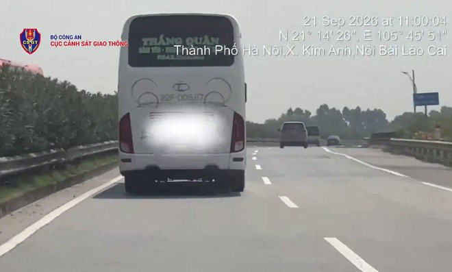 Passenger car running slowly but clinging to the left lane for more than 3km on the Noi Bai - Lao Cai expressway. Photo: Traffic Police Department