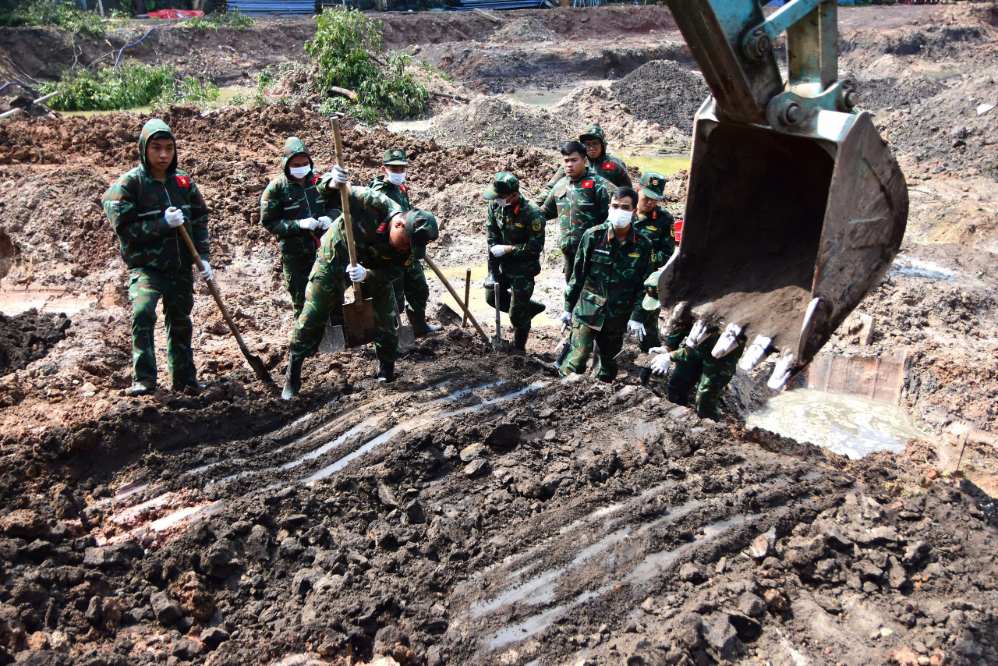 The search for martyrs' remains is being expanded in Zone A, Le Thi Rieng Park. Photo: Ho Chi Minh City Command provided on September 21st