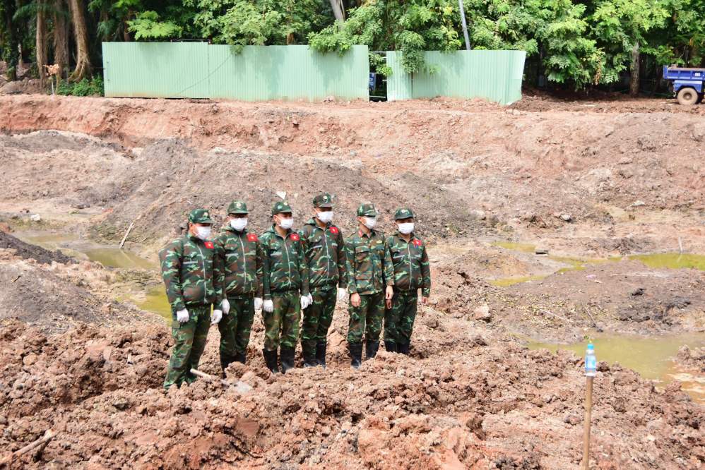 Lực lượng làm nhiệm vụ tìm kiếm tại rãnh số 2, Khu A, Công viên Lê Thị Riêng. Ảnh: Bộ Tư lệnh TPHCM cung cấp ngày 21.9