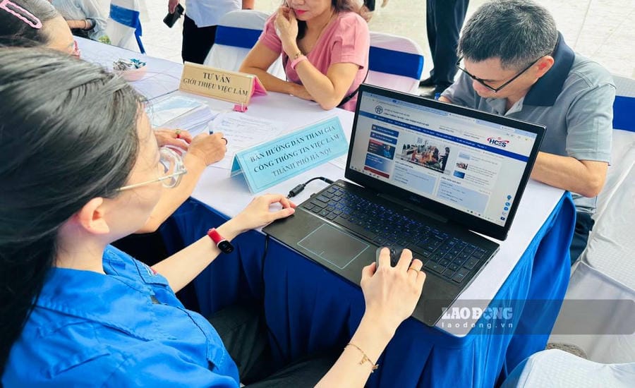 Workers looking for jobs at the Hanoi Employment Service Center. Photo: Luong Hanh