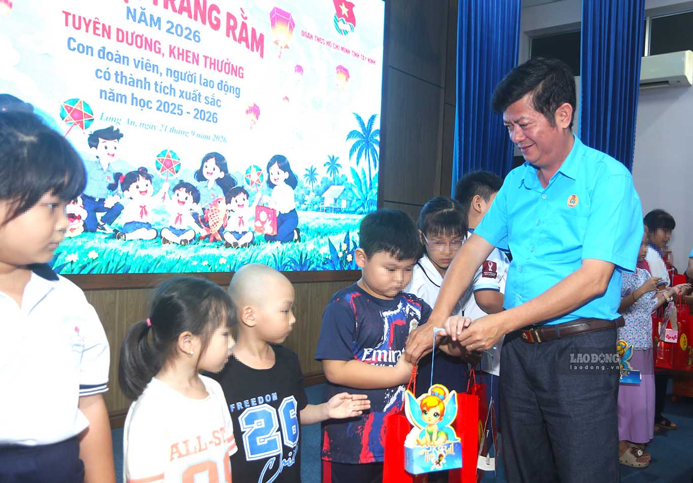 Mr. Tran Le Duy - Chairman of the Tay Ninh Provincial Labor Federation presents Mid-Autumn Festival gifts to children in Long An ward on the evening of September 21st. Photo: Huynh Du