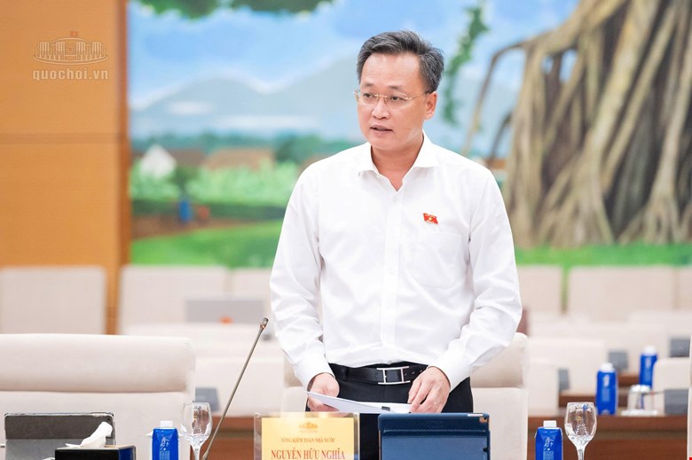 응우옌흐우응이아 중앙당 위원 겸 국가감사원장은 범죄 혐의가 있는 13건의 사건에 대한 정보를 제공하고 수사 기관에 이관하여 조사하고 명확히 했다고 밝혔습니다. 사진: Quochoi. vn