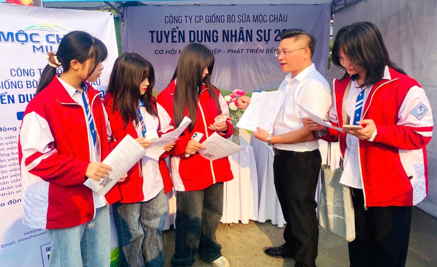 Consulting on labor recruitment and labor export for people in Son La at Son La Provincial Job Fair 2026. Photo: Truong Son