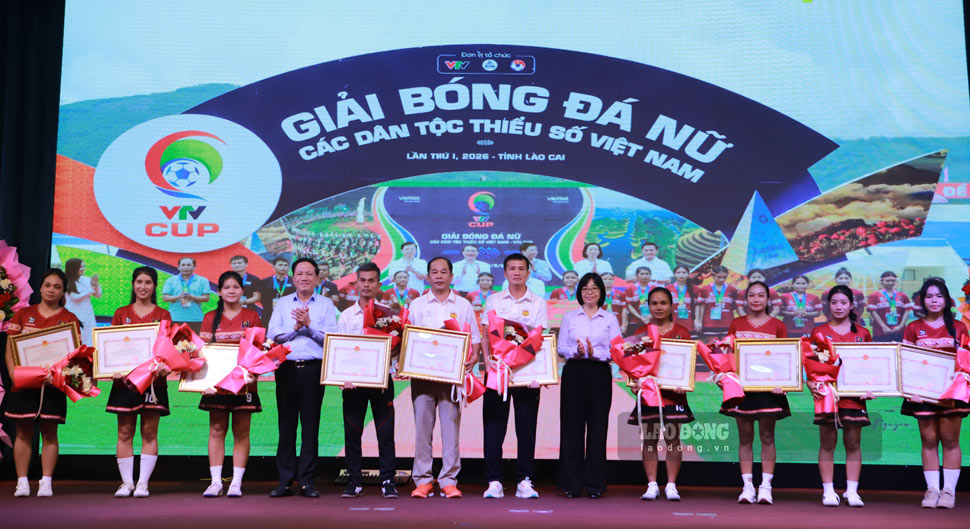 Lãnh đạo tỉnh Gia Lai trao bằng khen cho các cá nhân xuất sắc (chụp ngày 21.9). Ảnh: Hoài Phương