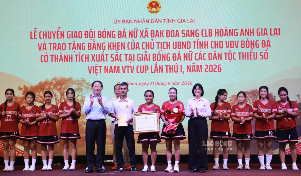 Awarding Certificates of Merit from the Chairman of Gia Lai Provincial People's Committee to the collective of Dak Doa Women's Football Team. Photo: Hoai Phuong