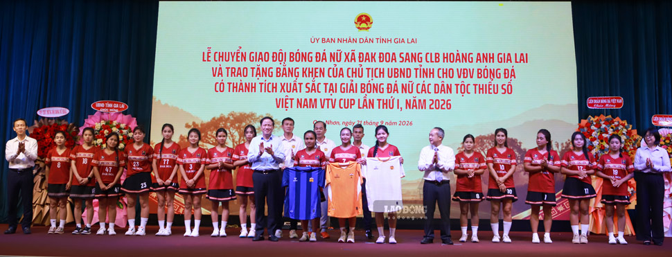 Đội bóng đá nữ xã Đăk Đoa nhận áo đấu mới (chụp ngày 21.9). Ảnh: Hoài Phương