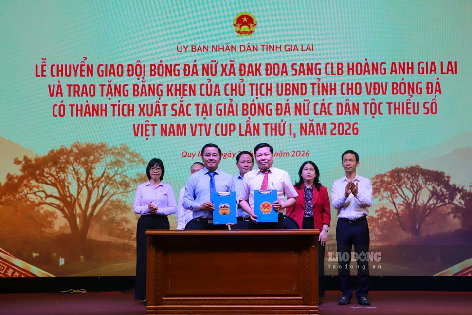 Lễ ký kết chuyển giao đội bóng đá nữ Đăk Đoa cho Công ty CP Thể thao LPBank HAGL (chụp ngày 21.9). Ảnh: Hoài Phương
