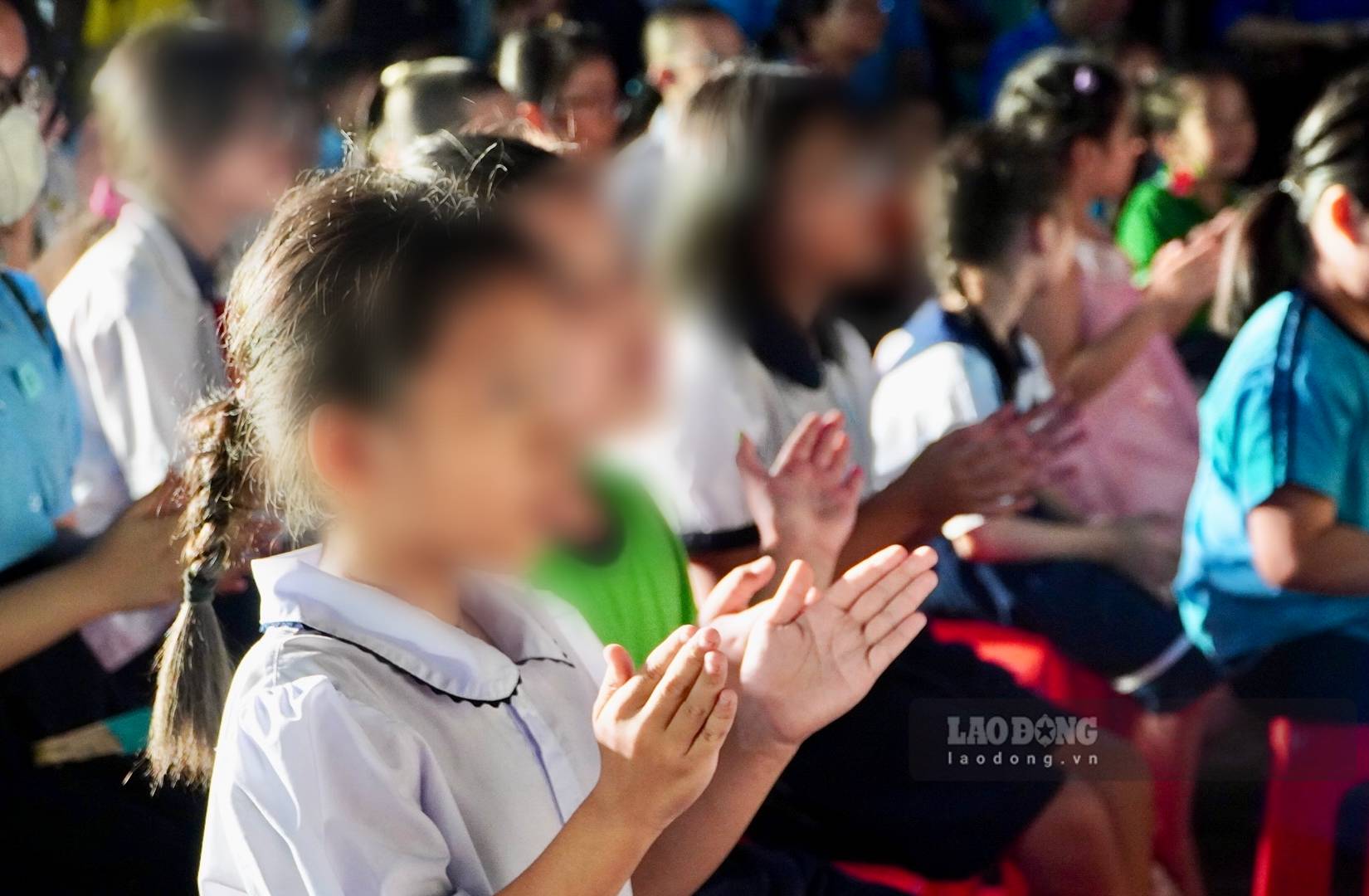 Các hoạt động vui chơi, hoạt náo tạo không khí vui tươi, gắn kết cho các em học sinh tham dự chương trình. Ảnh: Mai Anh.