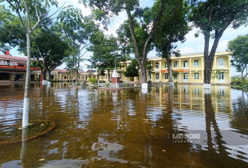 Tại khu vực sân trường, nước ngập tới đâu gối. Ảnh: Quách Du (chụp ngày 21.9.2026)