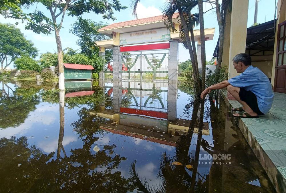 Việc dạy và học tại Trường THCS Đồng Tiến đã tạm dừng trong 5 ngày qua, thậm chí học sinh sẽ tiếp tục phải nghỉ học thêm nhiều ngày nữa, do nước lũ rút rất chậm. Ảnh: Quách Du (chụp ngày 21.9.2026)