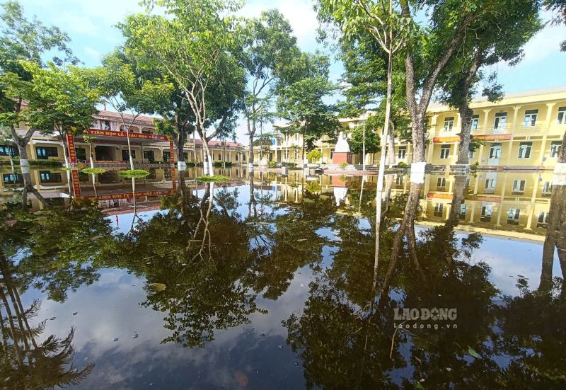 Recorded on September 21, 2026, the main point of Dong Tien Secondary School, Dong Tien commune, Thanh Hoa province was deeply flooded, causing more than 600 students to be absent from school for many days. Photo: Quach Du