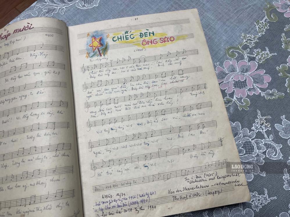Bản nhạc viết tay bài hát “Chiếc đèn ông sao” được nhạc sĩ Phạm Tuyên gìn giữ cẩn thận. Ảnh: Vy Lam