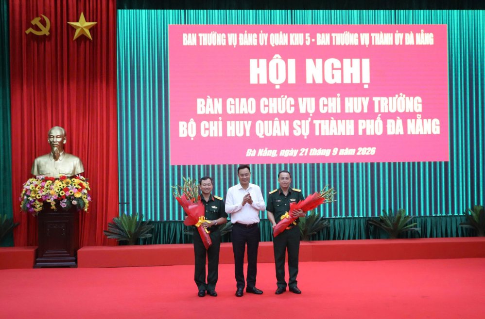 Lãnh đạo TP Đà Nẵng tặng hoa chúc mừng đại tá Trần Hữu Ích và đại tá Nguyễn Thế Vinh. Ảnh: Quang Cường (BCHQS TP Đà Nẵng)