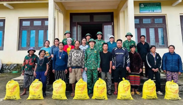 Đồn Biên phòng Ga Ry phối hợp chính quyền địa phương hỗ trợ sơ tán người dân và tài sản khỏi khu vực có nguy cơ sạt lở. Ảnh: Đồn Biên phòng Gary