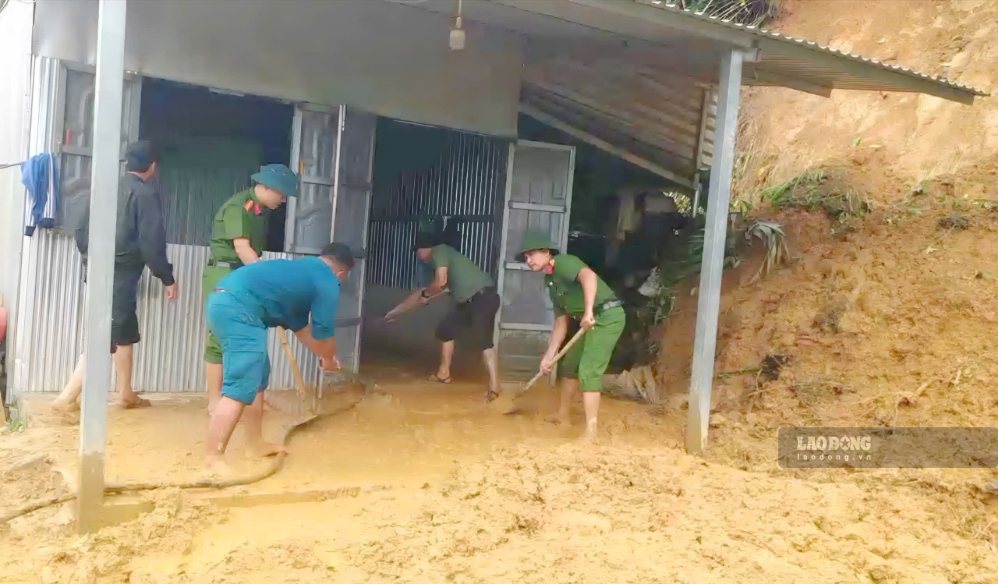 Lực lượng vũ trang nhanh chóng có mặt tại hiện trường tổ chức xử lý đất đá sạt lở tại nhà dân chiều ngày 21.9. Ảnh: Phan Tuấn