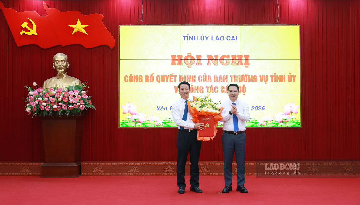 Mr. Nguyen Tuan Anh - Chairman of Lao Cai Provincial People's Committee presents the Decision and flowers to congratulate Mr. Bui Ngoc Hung. Photo: Bao Nguyen
