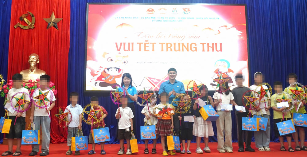 Ngu Hanh Son Ward Trade Union, Da Nang organizes the program "Happy Mid-Autumn Festival" for children of union members, workers, civil servants, and laborers. Photo: Ngu Hanh Son Trade Union