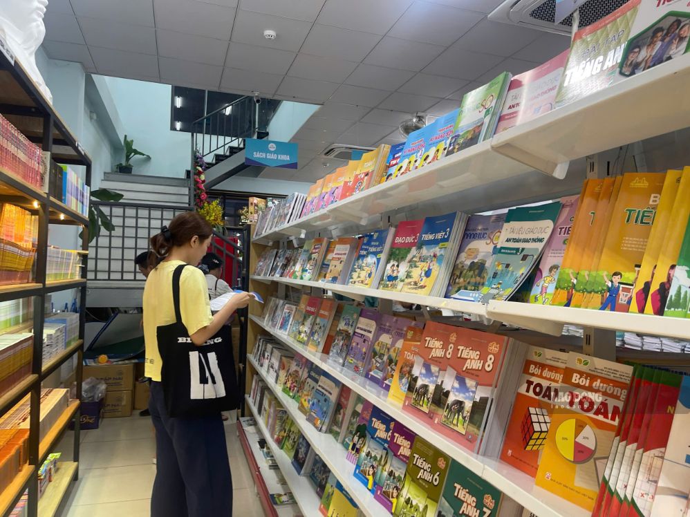 Khanh Hoa regulates the form of procurement and decentralization of authority to purchase textbooks in educational institutions in the area (photo taken in September 2026). Photo: Phuong Linh