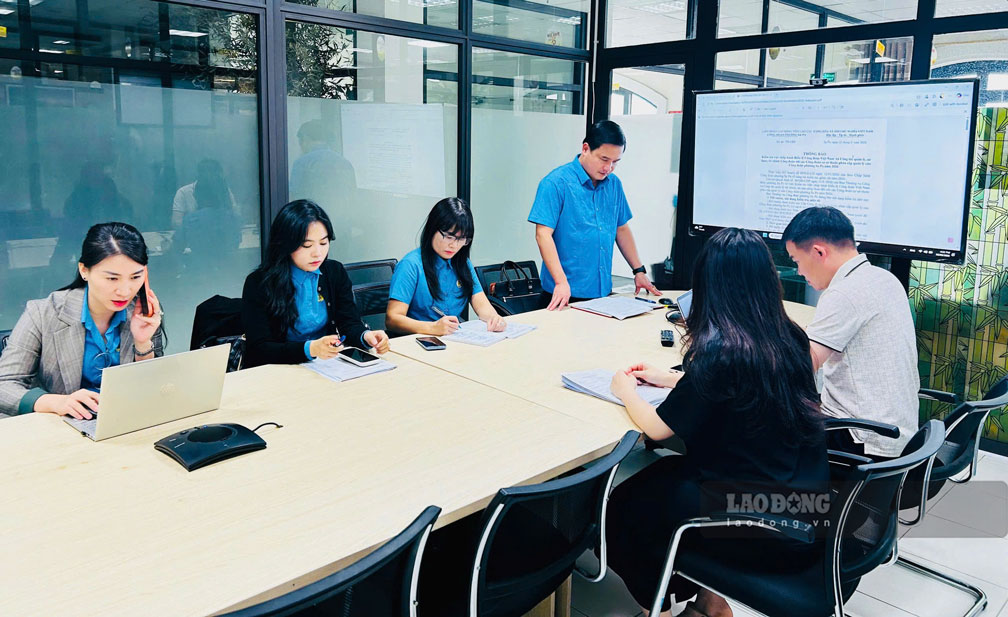 Sa Pa Ward Trade Union strengthens inspection and supervision at the grassroots level. Photo: Ly Ha