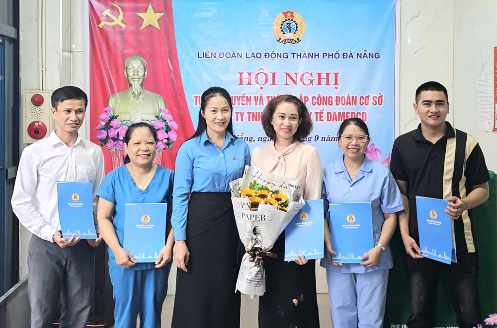Da Nang City Labor Federation announced the establishment of the grassroots Trade Union of DAMEDCO Medical Equipment Company, admitting 46 union members. Photo: Da Nang Trade Union