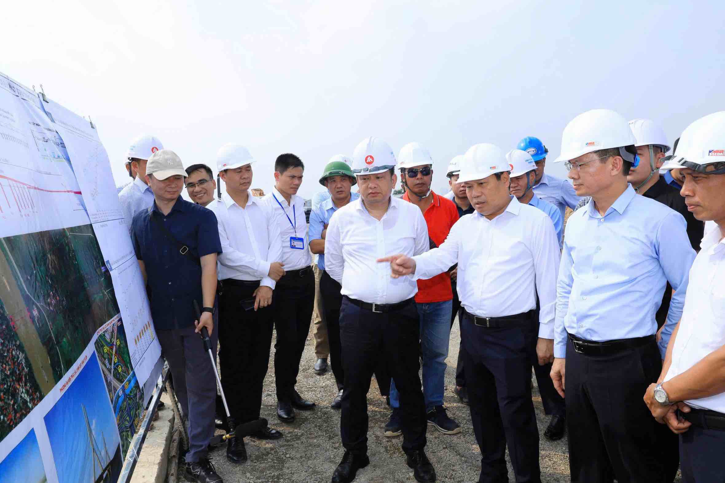 Chairman of Hanoi People's Committee Vu Dai Thang and the working delegation inspect the site at the Tu Lien bridge and road construction investment project at both ends of the bridge. Photo: Hanoi People's Committee