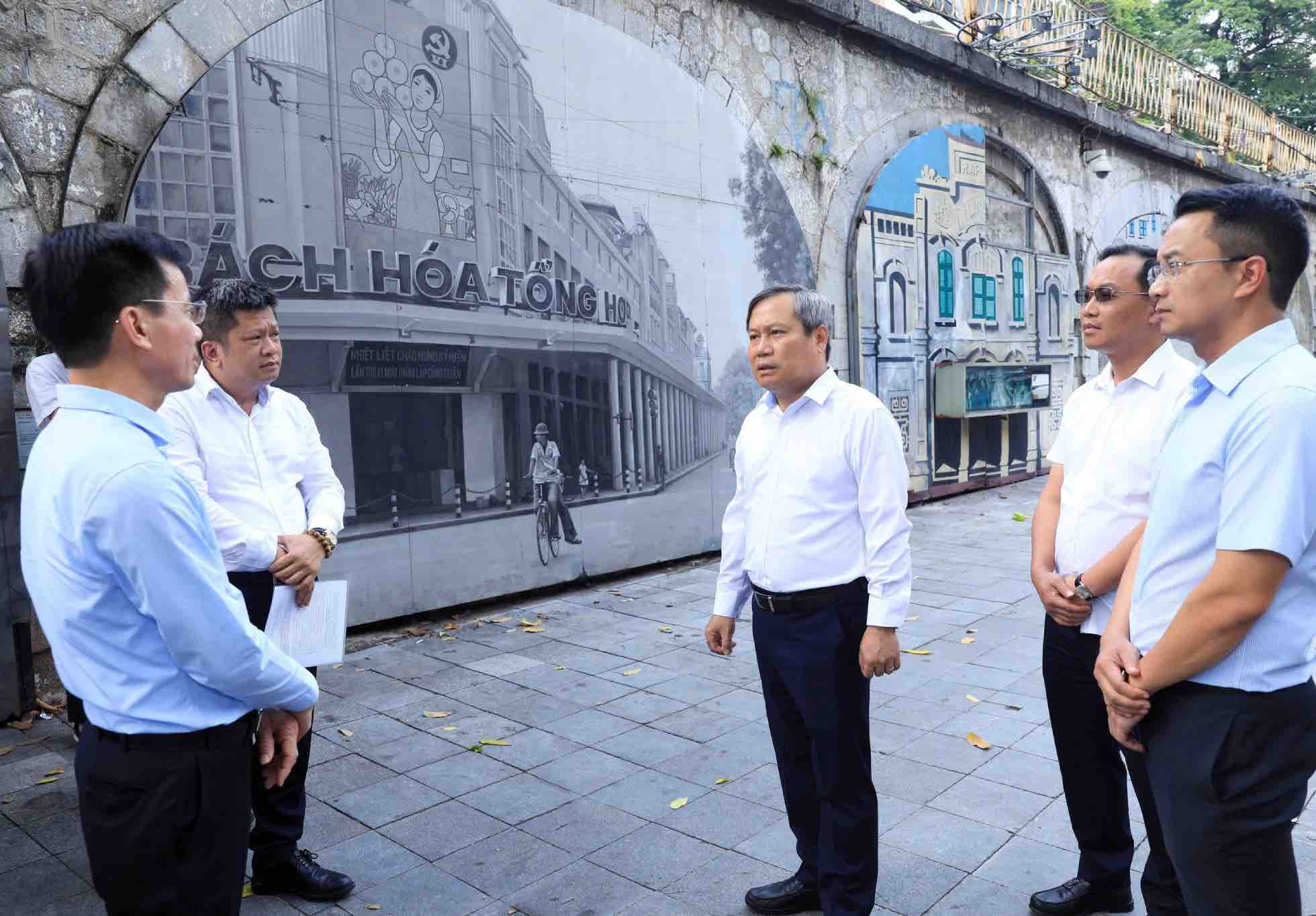 Chủ tịch UBND TP Hà Nội Vũ Đại Thắng cùng đoàn công tác của thành phố đến kiểm tra thực địa khu vực 131 vòm cầu đường sắt. Ảnh: UBND TP Hà Nội