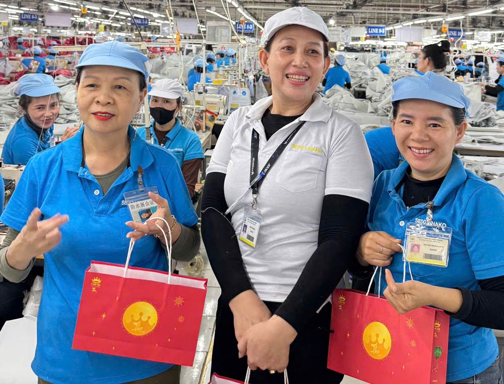 5,000 union members and employees of the Trade Union of Sedo Vinako Co., Ltd. received Mid-Autumn Festival gifts. Photo: Da Nang Trade Union