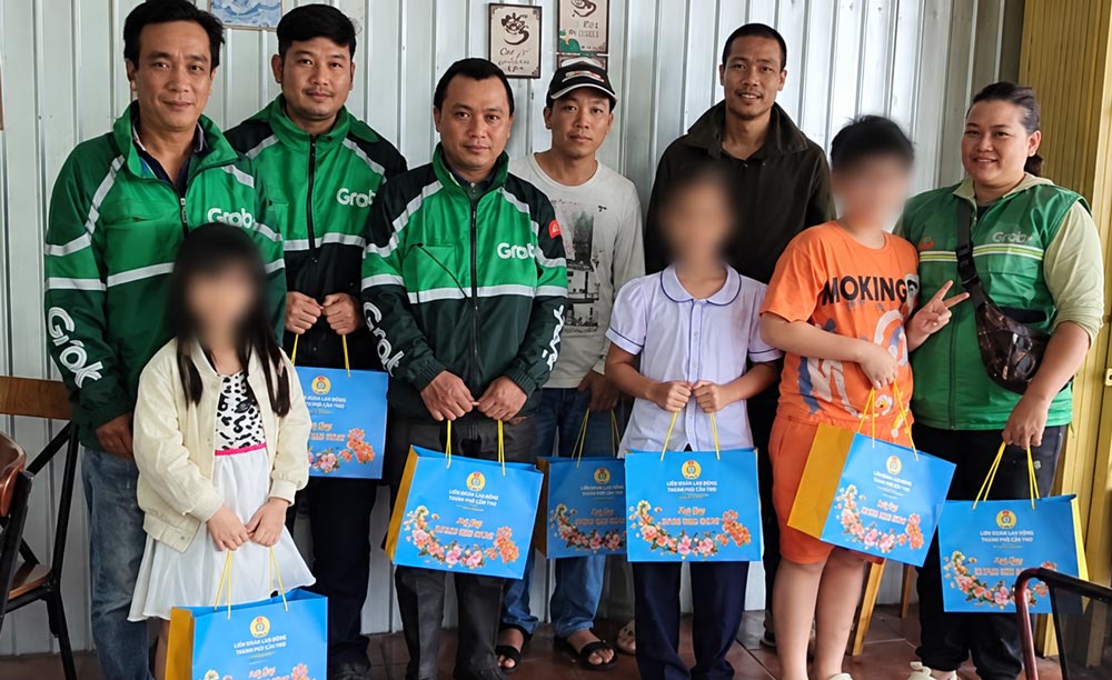 Grab Technology Drivers Union gives Mid-Autumn gifts to children of union members and workers. Photo: Da Nang Trade Union